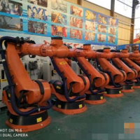 Robot brionnaithe KUKA dar