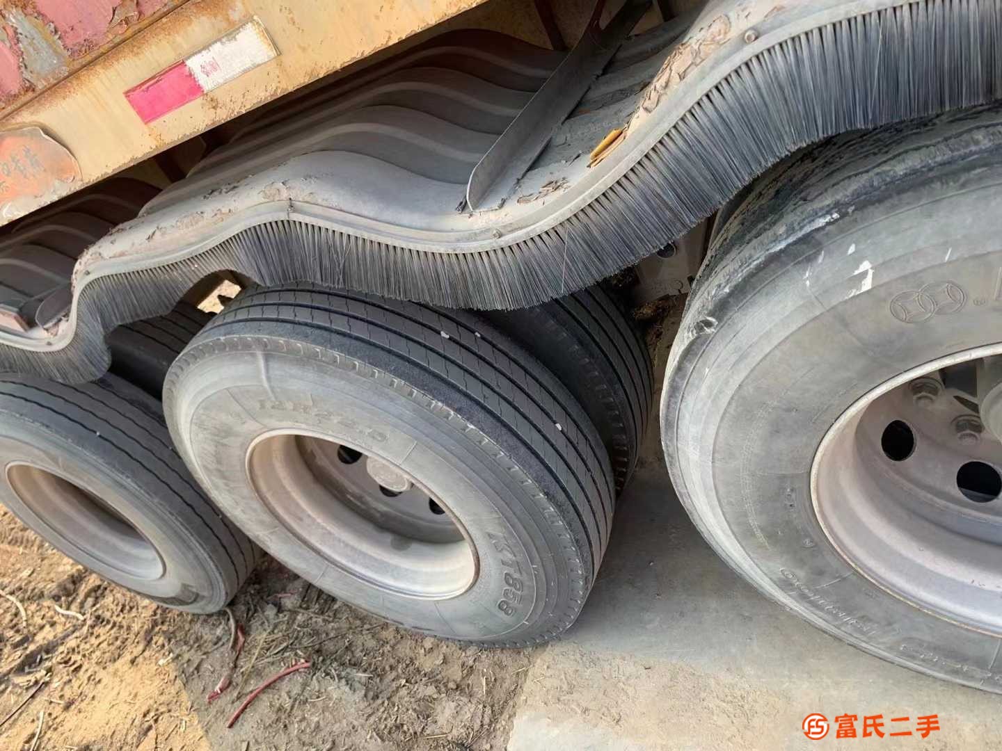 转让二手7.5米自卸后翻半挂车，拉20英尺集装箱，8成新轮胎，原车手续