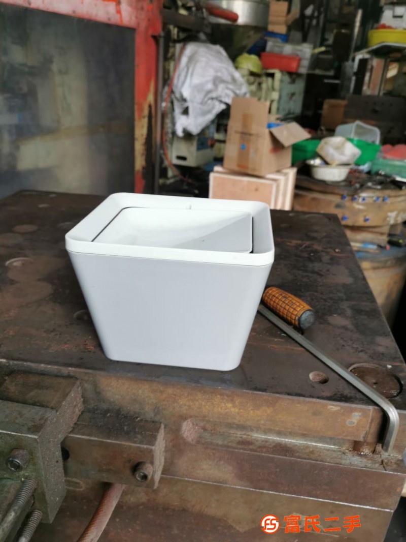 Small tabletop trash can