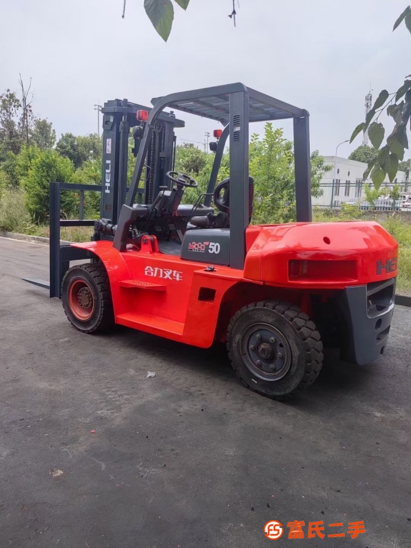 A 5-ton fuel forklift truck of big brand Heli has arrived. Authentic working cars can be rented or s