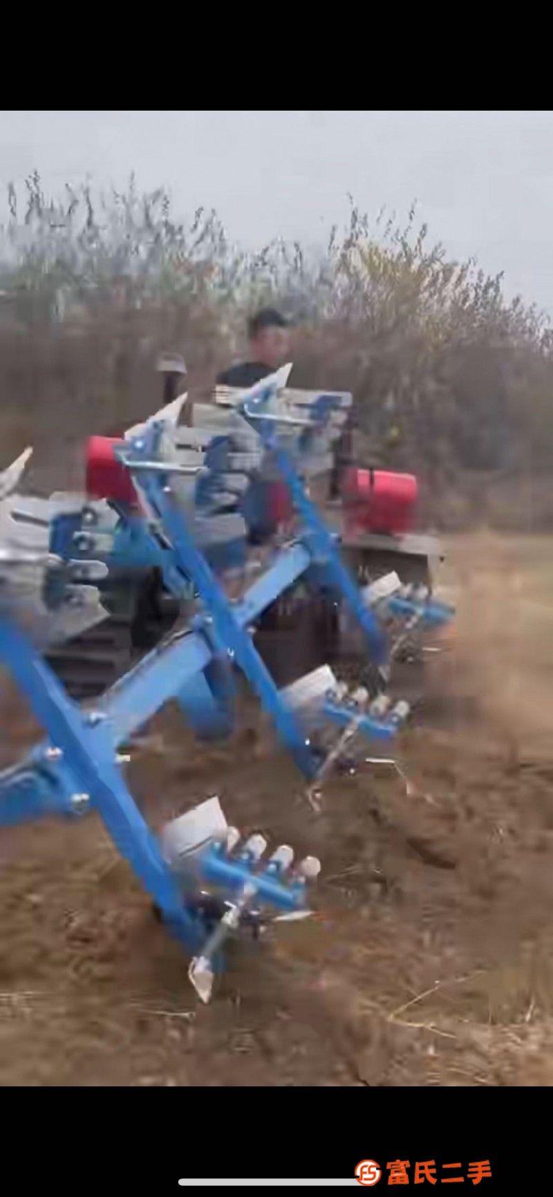 Hydraulic overturning three-furrow plough carried by 120-horsepower crawler