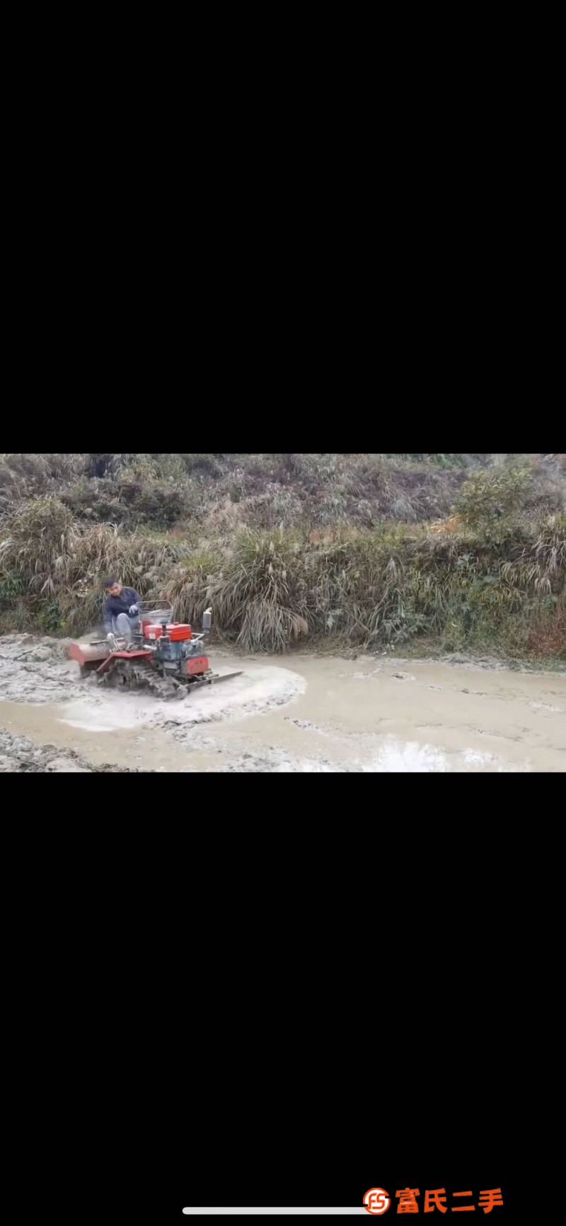 35 horsepower flood and drought dual-purpose crawler equipped with bulldozer shovel leveling effect