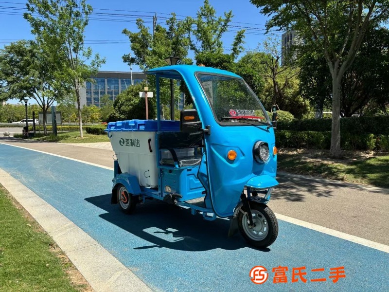 Three-wheel cleaning vehicles