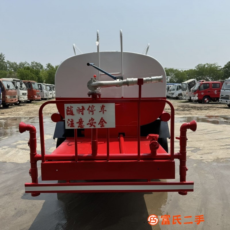 No formalities, the fourth country, Futian Aoling 5-ton second-hand sprinkler. Brand new tank, brand