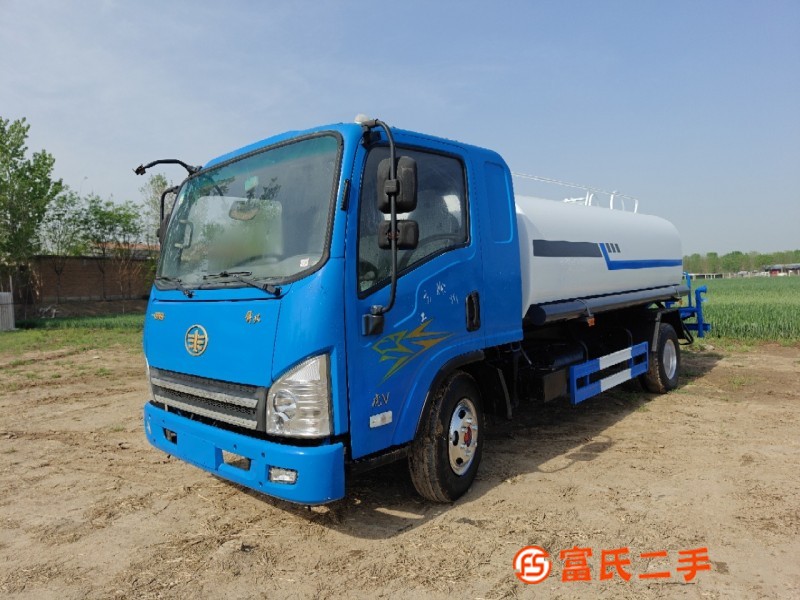 Acura FAW Jiefanghu V chassis 8-ton sprinkler has just left the workshop. The chassis is equipped wi