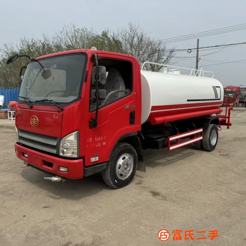 No formalities, the fourth country, Jiefang Huwei 8-ton second-hand sprinkler. Brand new tank, brand