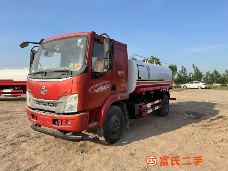 In November 2019, Dongfeng Chenglong L3 chassis produced a 12-ton sprinkler. The chassis is equipped