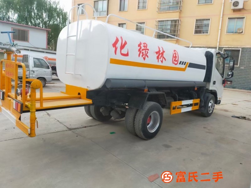 Two 8-cubicle sprinklers arrived in Zhangye area of Gansu Province can be seen on the spot. The cond