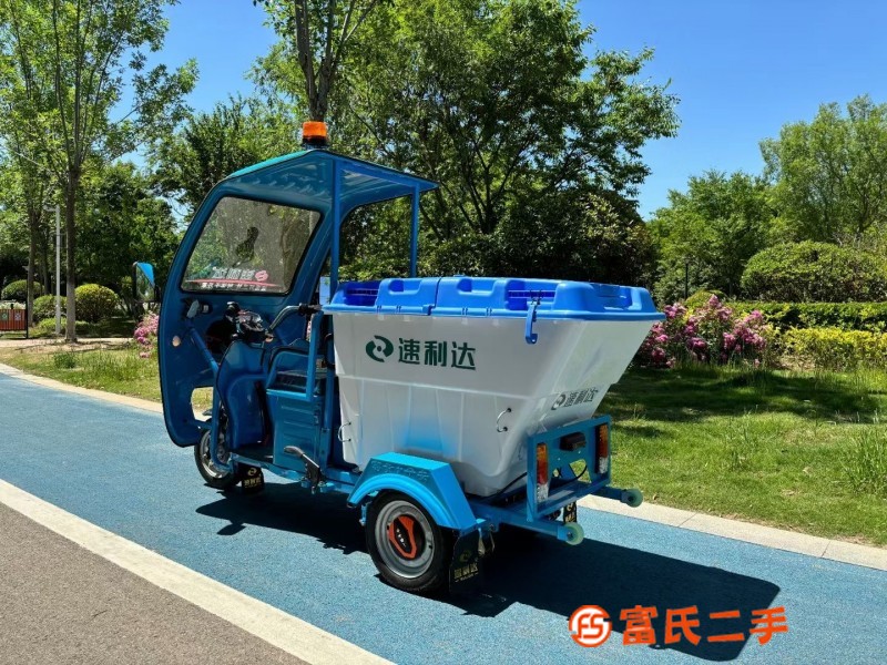 Three-wheel cleaning vehicles