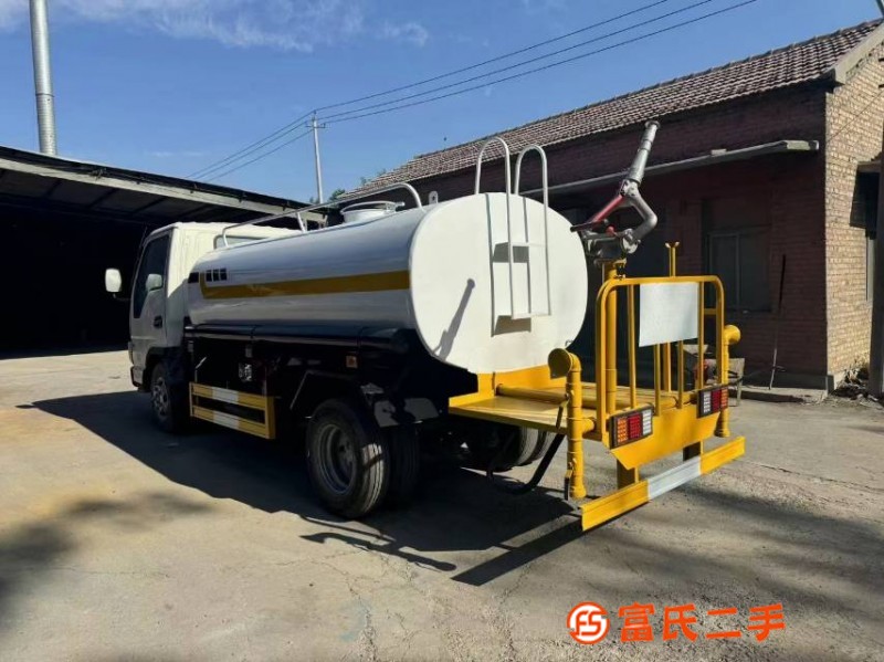 Just out of the workshop, a Jianghuai non compliant sprinkler truck with a dead air brake and direct