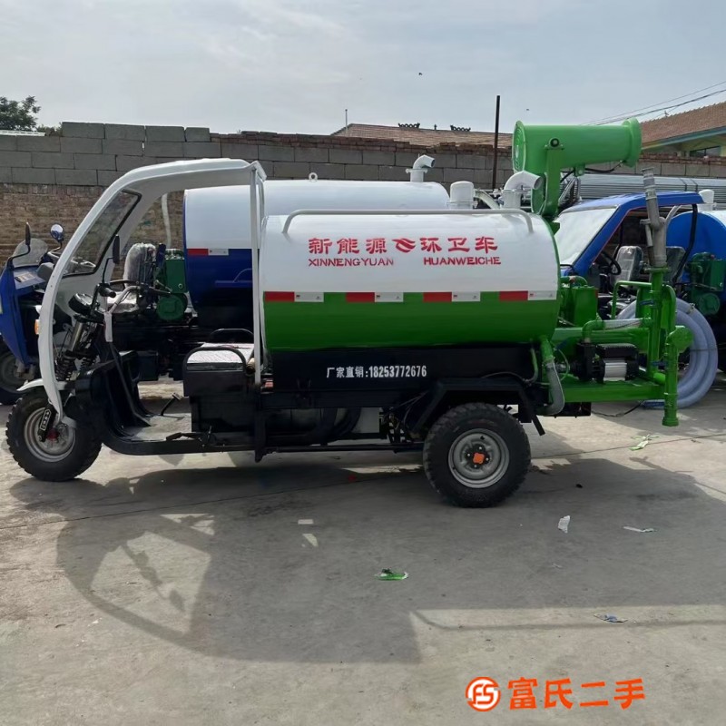 Electric three wheeled fecal suction and sprinkler dual-purpose vehicle for shipment