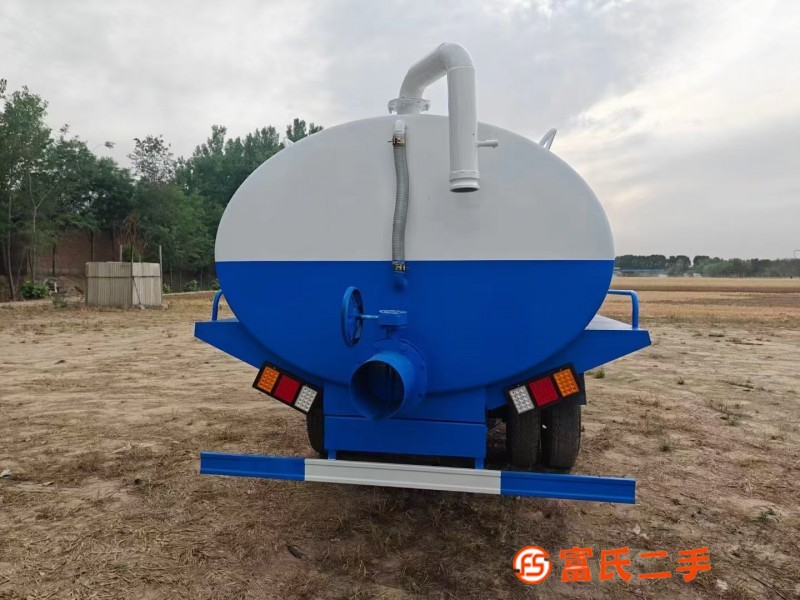 Premium Jianghuai Weiling chassis production 8.5 cubic meter suction truck, just out of the workshop