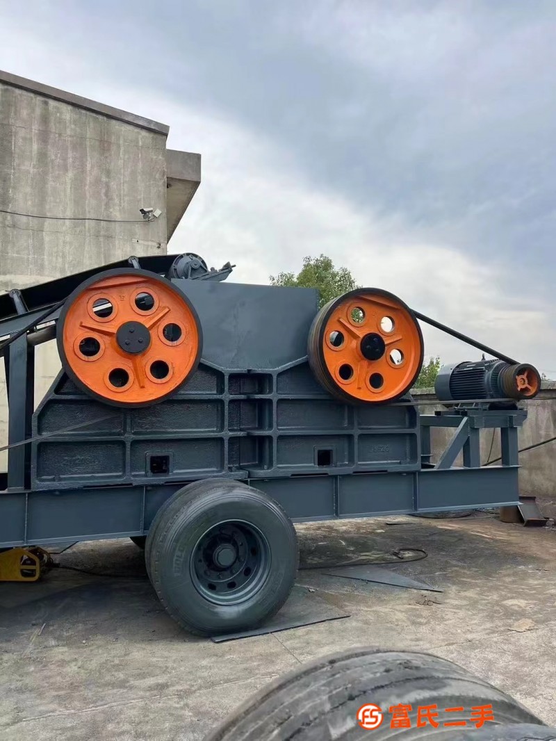 A set of mobile crushing station in stock. 69 E crusher supporting 2 sets of 300/1300 fine crusher