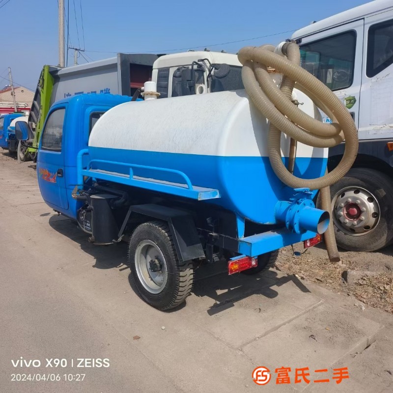 Second hand five sign fully enclosed two side suction truck, not using 18 horsepower split pump