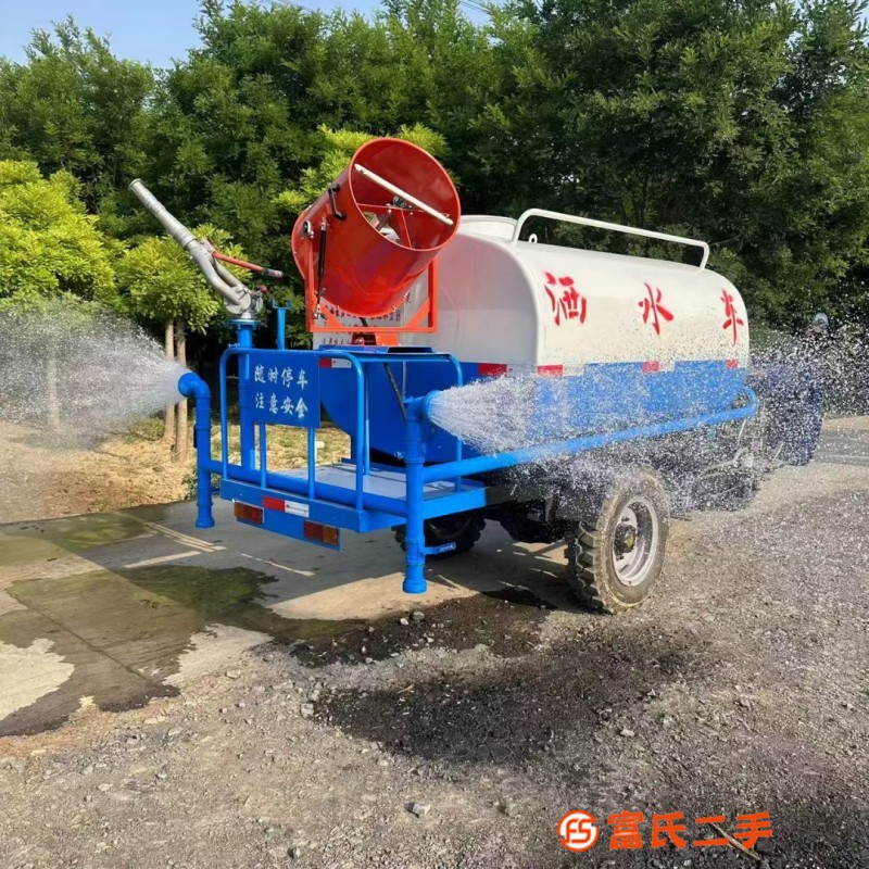 Diesel three wheeled sprinkler truck, high-pressure fog gun truck