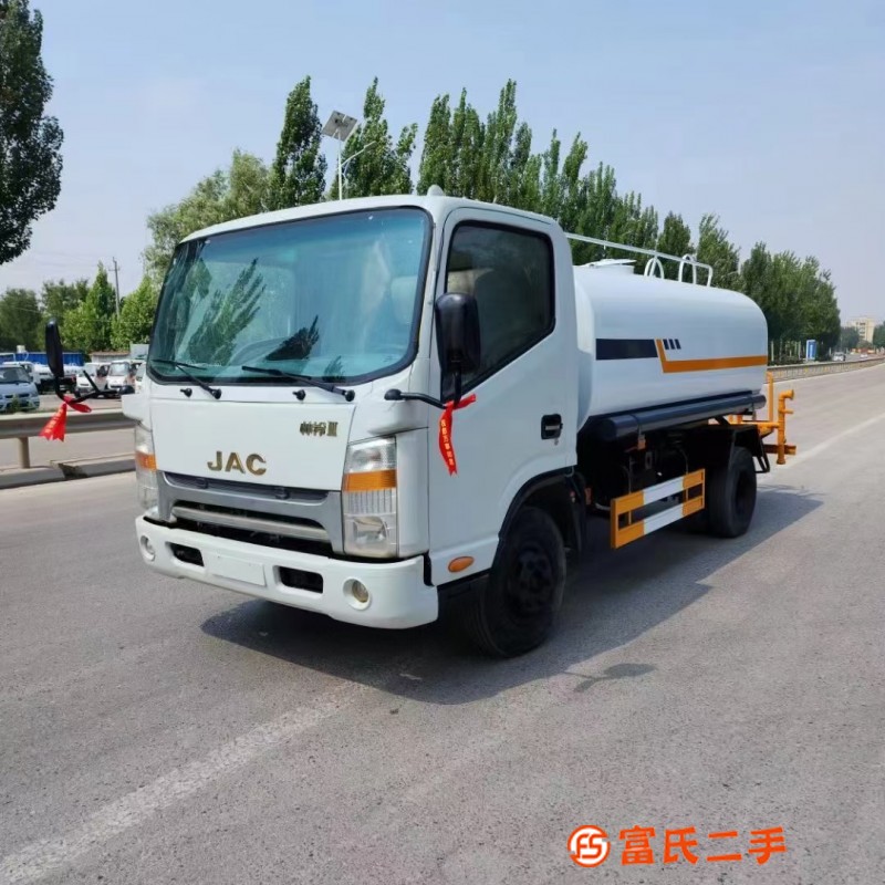 The new Jianghuai Shuailing chassis has been modified with a brand new 7.5 cubic meter sprinkler tru