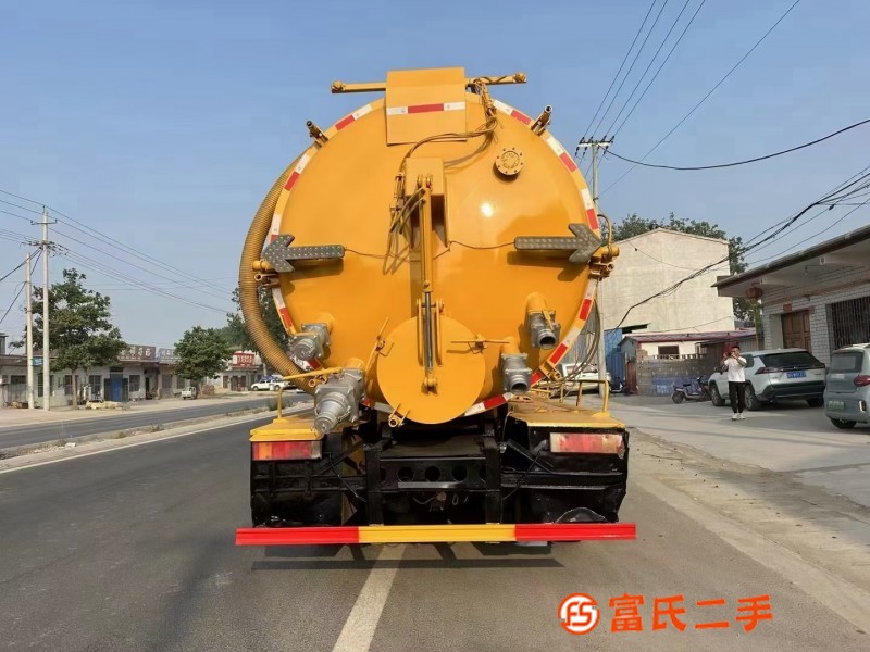 A new Dongfeng Tianlong 33 square suction truck from August 2020, with a Longqing engine of 350 hors