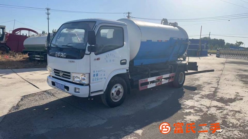 A 20-year-old blue brand 5-cubic suction vehicle, installed in Hubei, with a full diesel 115 horsepo