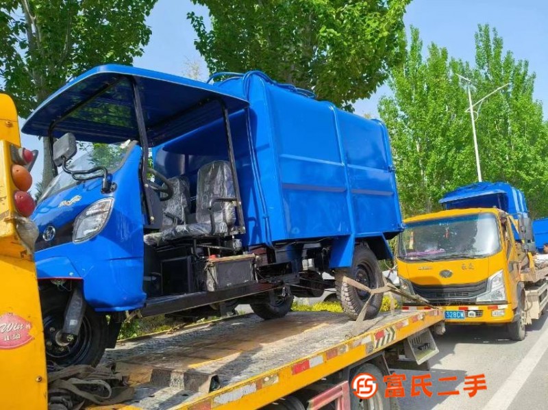 Hanging bucket garbage truck