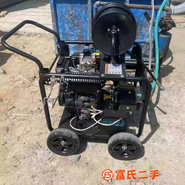 Double bar cleaning machine equipped with cleaning suction truck