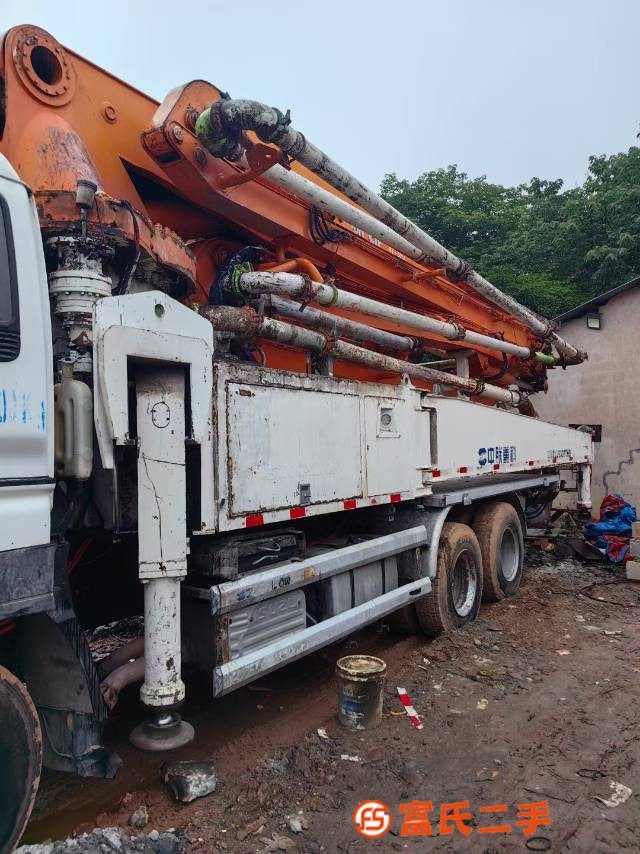 A new 14-year-old Zoomlion Isuzu 47-meter pump truck with orange arm frame, newly purchased insuranc