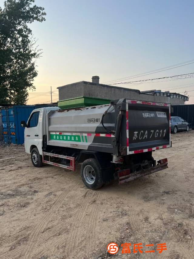 Blue card! Kitchen waste truck basement exclusive license plate registered in June 2021, driving ove