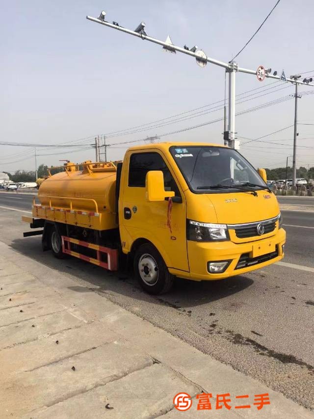 Blue brand March 2022 Dongfeng Tuyi cleaning and suction truck, all diesel engine with 95 horsepower