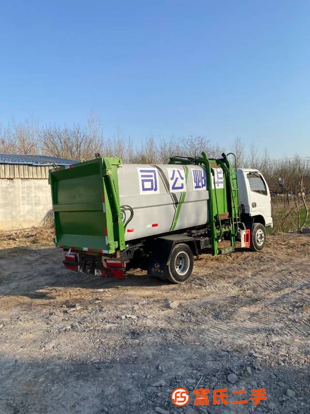 Newly arrived a blue license 7-cubic meter side mounted garbage truck, registered in March 2021, wit